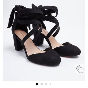 New Torrid BLACK FAUX SUEDE STRAPPY ANKLE-TIE PUMP (WW) shoes. Size 8 1/2 WW.